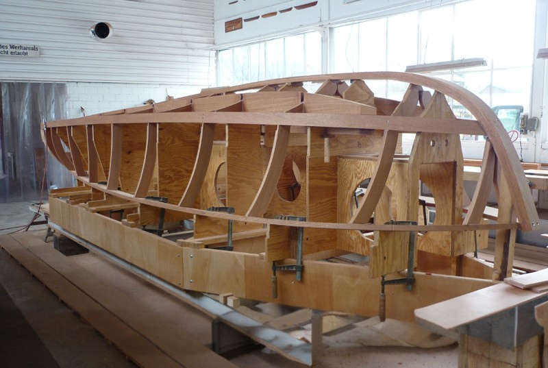 Woodline 800 – Wooden Framework Construction at Würth Werft AG Wooden framework of the Woodline 800 luxury boat under construction at Würth Werft AG, showing precise structure and handcrafted Swiss boatbuilding.