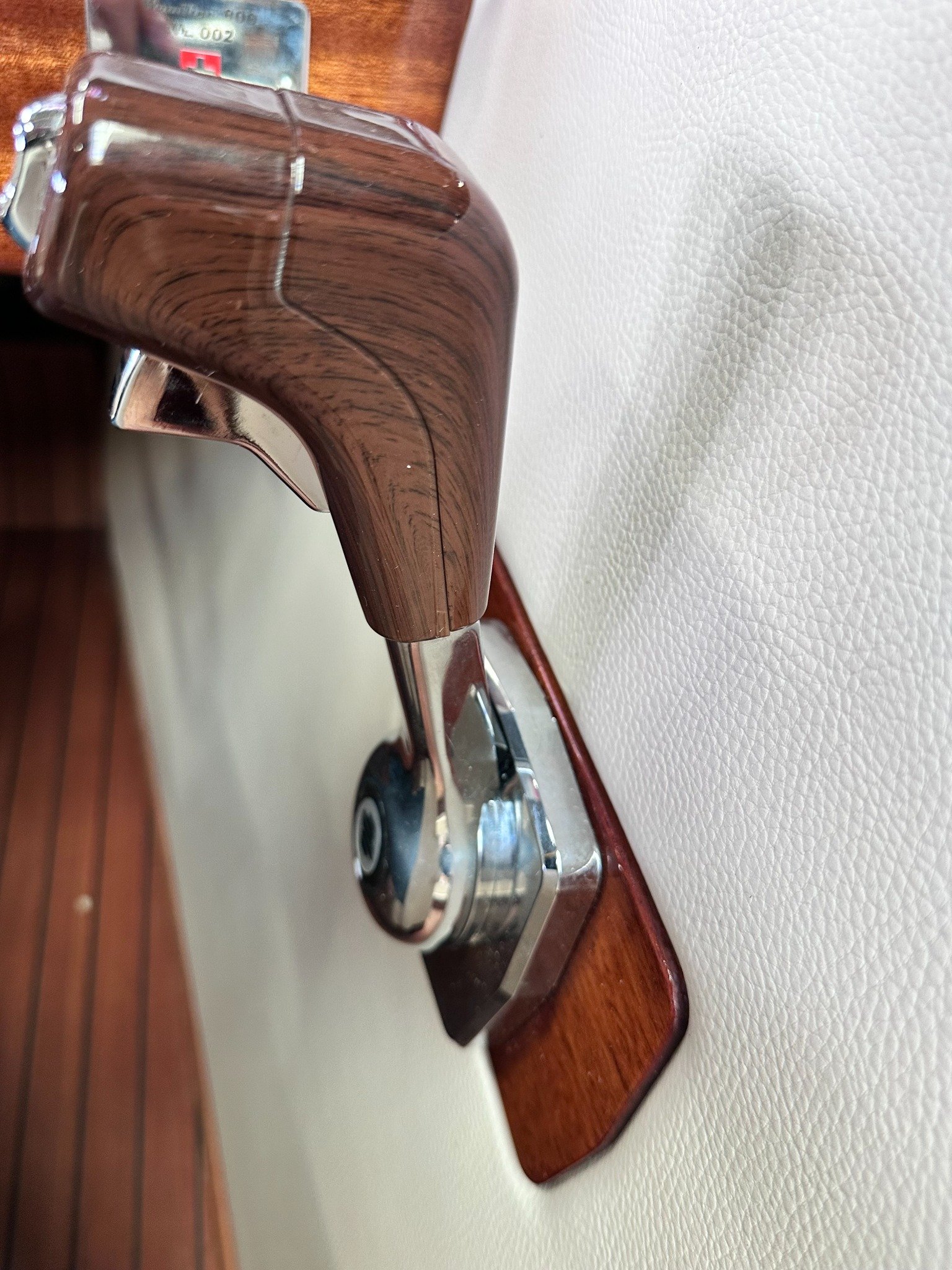 Woodline 800 – Handcrafted Wooden Throttle Control / Woodline 800 – Handgefertigter Holz-Gashebel Handcrafted wooden throttle control lever on the Woodline 800 luxury boat, mounted on cream leather interior with chrome details. / Handgefertigter Holz-Gashebel der Woodline 800, montiert auf cremefarbenem Leder mit verchromten Details.
